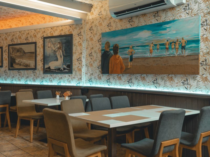Comedor de Birjilanda con el cuadro marino al fondo