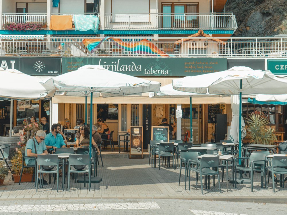 Terraza de Taberna Birjilanda con el rótulo de la casa