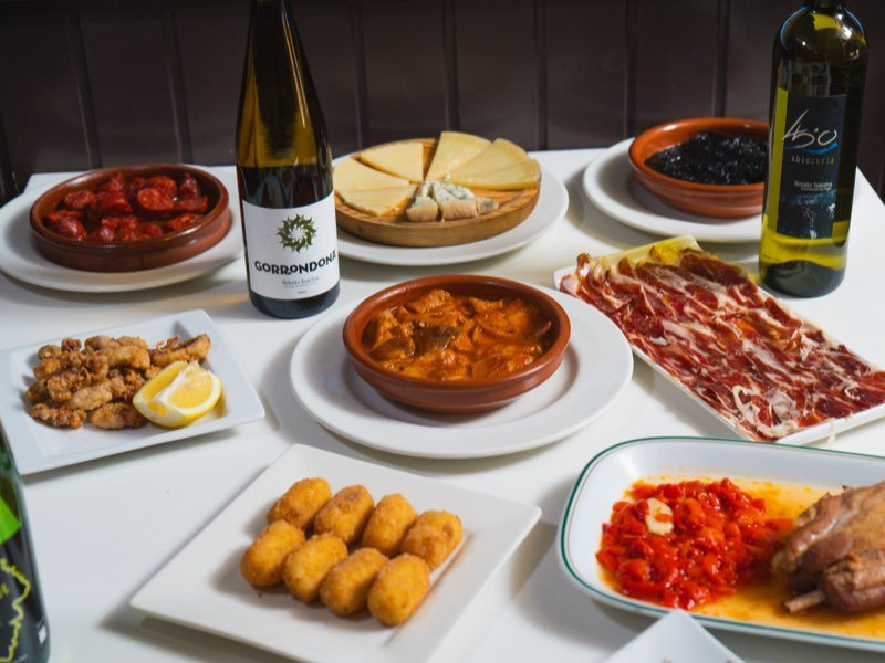 Mesa servida con varios platos para compartir